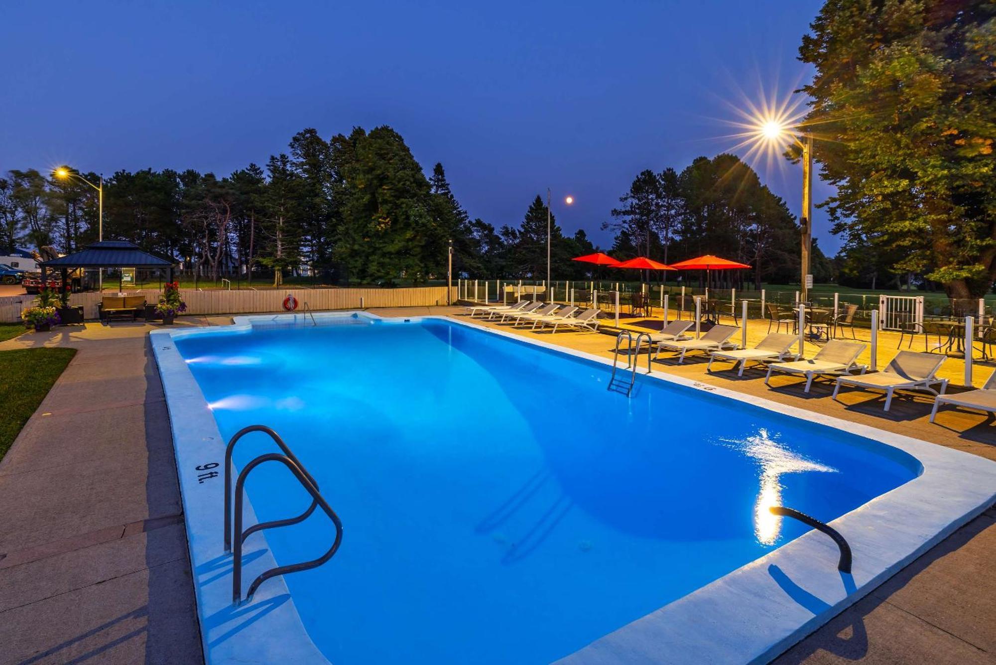 Quality Inn & Suites Garden Of The Gulf Summerside Exterior photo